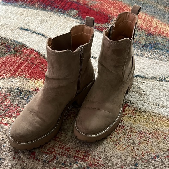 Universal Thread Crispin Chelsea Boots - Picture 10 of 11